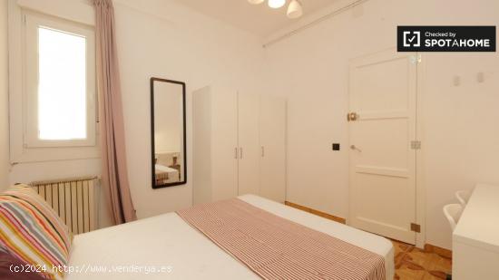 Acogedora habitación con cama doble en alquiler en Gràcia - BARCELONA