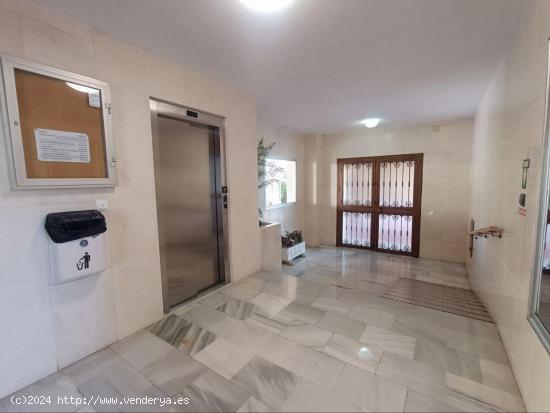 AMPLIO PISO EN EL CÓNSUL CON 4 HABITACIONES, 2 BAÑOS, COCINA, SALÓN, TERRAZA Y GARAJE. - MALAGA