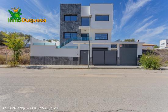 Ponemos a la Venta esta Espectacular casa en la Urbanización los Cortijos ( Atarfe ) - GRANADA