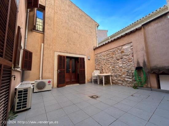 CASA DE PUEBLO CON FACHADA DE PIEDRA Y PATIO - BALEARES