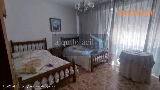  SE VENDE PISO CON GARAJE EN AVDA. RAMON Y CAJAL DE 4 DORMITORIOS Y 2 BAÑOS POR 180000€ 