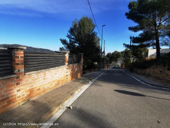 Soleado con magníficas vistas y zona de barbacoa con piscina - BARCELONA