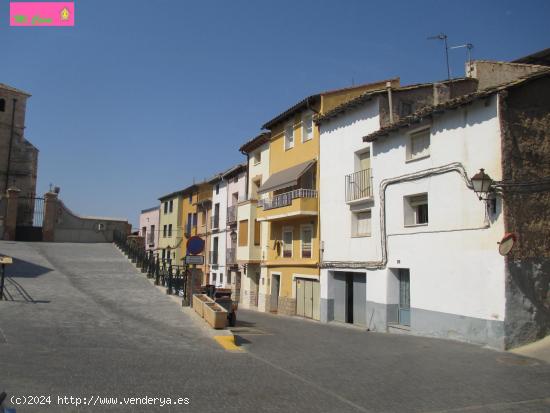  CASA DE PUEBLO PARA ENTRAR A VIVIR CON GARAJE, TIENE BAJA MAS 3 PLANTAS - ZARAGOZA 