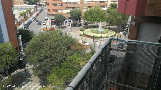 SE VENDE GRAN PISO EN LA AVENIDA ISABEL LA CATOLICA, PARA REFORMAR CON INFINITAS POSIBILIDADES - ALB