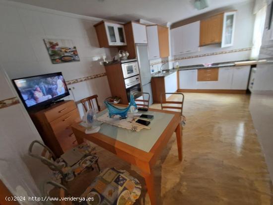 SE VENDE APARTAMENTO AMUEBLADO Y EQUIIPADO, COCINA, SALÓN, 2 HAB., 2 BAÑOS, ASCENSOR, TRASTERO Y P