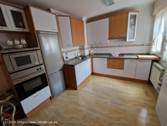 SE VENDE APARTAMENTO AMUEBLADO Y EQUIIPADO, COCINA, SALÓN, 2 HAB., 2 BAÑOS, ASCENSOR, TRASTERO Y P