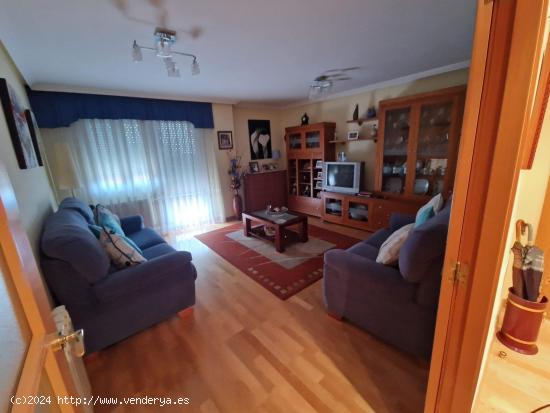 SE VENDE APARTAMENTO AMUEBLADO Y EQUIIPADO, COCINA, SALÓN, 2 HAB., 2 BAÑOS, ASCENSOR, TRASTERO Y P