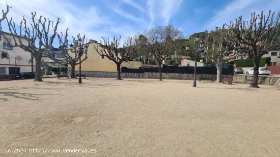 GUALBA (CENTRO): SOLAR PARA EDIFICAR CON AMPLIA FACHADA A PLAÇA JOAN REGUÉ - BARCELONA