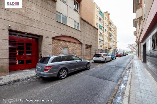 Local comercial junto a Los Cármenes. - GRANADA