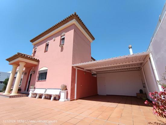 MARAVILLOSO CHALET DE ALTO STANDING EN LA CARRETERA DE LA PLAYA DE LA BARROSA. - CADIZ