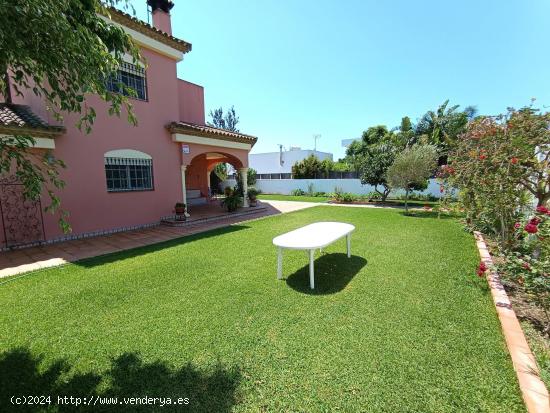 MARAVILLOSO CHALET DE ALTO STANDING EN LA CARRETERA DE LA PLAYA DE LA BARROSA. - CADIZ