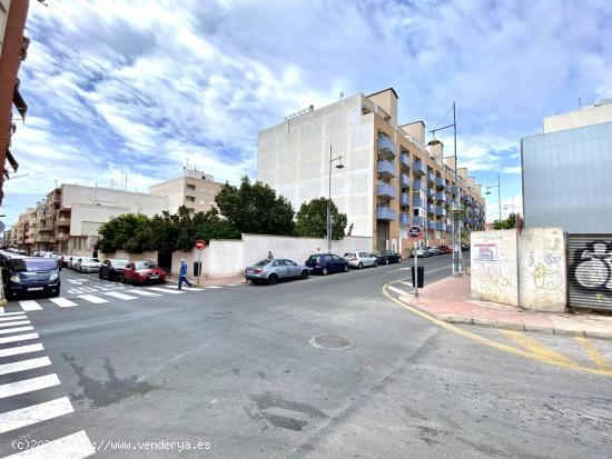 CHALET FRENTE JUZGADOS Y MERCADONA DEL CENTRO DE TORREVIEJA - ALICANTE