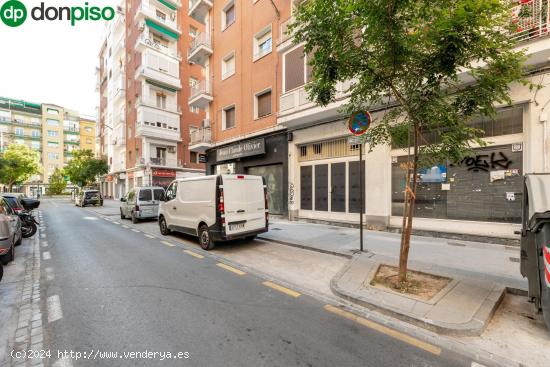  JUNTO AL COLEGIO SAN ISIDORO - GRANADA 