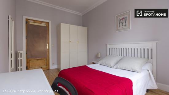 Acogedora habitación con calefacción en apartamento de 5 dormitorios, Salamanca - MADRID