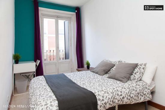  Amplia habitación con escritorio en el departamento compartido, Puerta del Sol - MADRID 