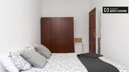 Amplia habitación con escritorio en el departamento compartido, Puerta del Sol - MADRID