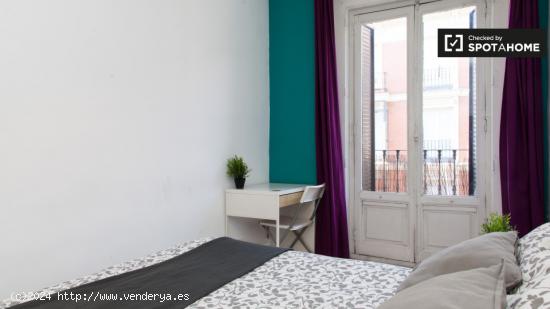 Amplia habitación con escritorio en el departamento compartido, Puerta del Sol - MADRID