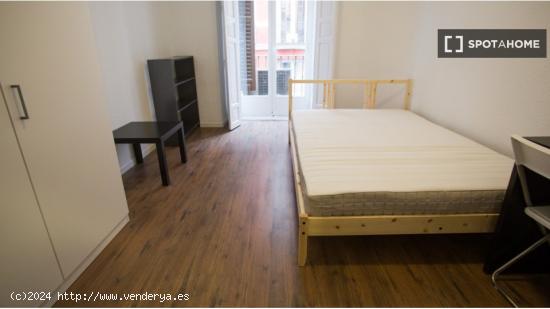 Amplia habitación en alquiler en apartamento de 10 habitaciones en Centro - MADRID