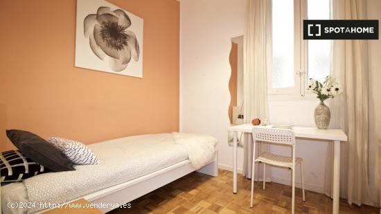 ¡Habitaciones en alquiler en un apartamento de 6 habitaciones en Madrid! - MADRID