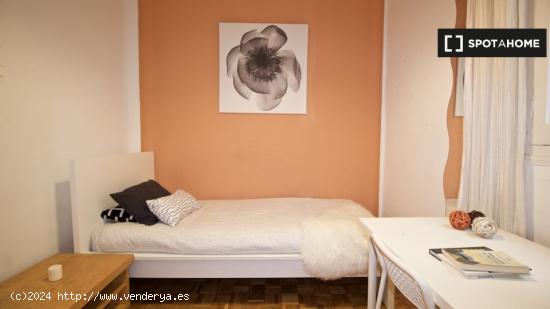 ¡Habitaciones en alquiler en un apartamento de 6 habitaciones en Madrid! - MADRID