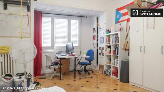 Habitaciones en apartamento de 5 dormitorios en Malasaña, Madrid - MADRID