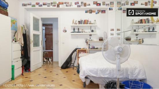 Habitaciones en apartamento de 5 dormitorios en Malasaña, Madrid - MADRID