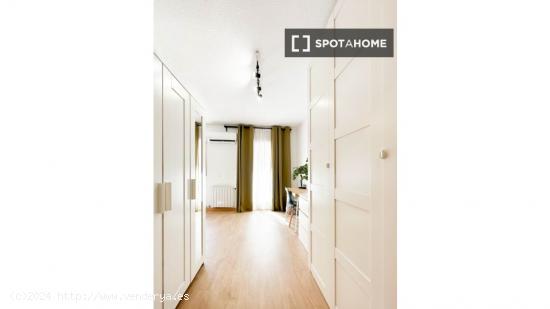 Se alquila habitación en piso de 5 dormitorios en Usera, Madrid - MADRID