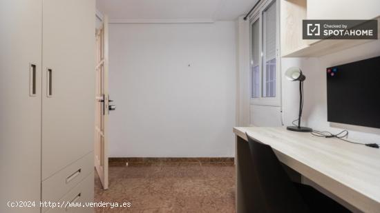 Se alquilan habitaciones en un apartamento de 6 dormitorios en Ciutat Vella - VALENCIA