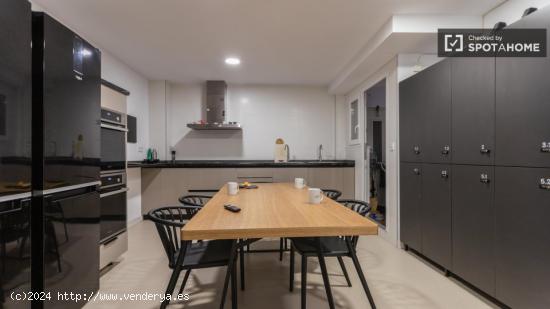 Se alquilan habitaciones en un apartamento de 6 dormitorios en Ciutat Vella - VALENCIA