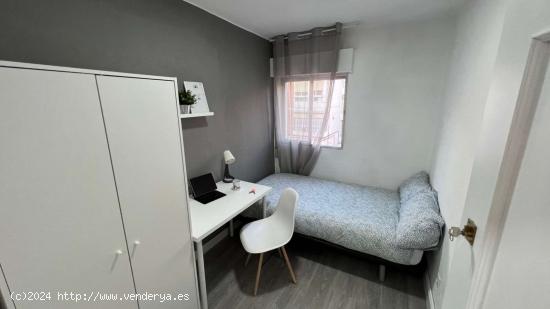  Se alquila habitación en piso compartido en Madrid - MADRID 