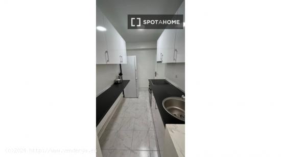 Se alquila habitación en piso compartido en Madrid - MADRID