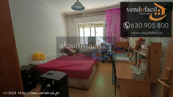  SE VENDE PISO EN C/ JOSE ISBERT DE 4 DORMITORIOS Y 2 BAÑOS POR 125000€ 