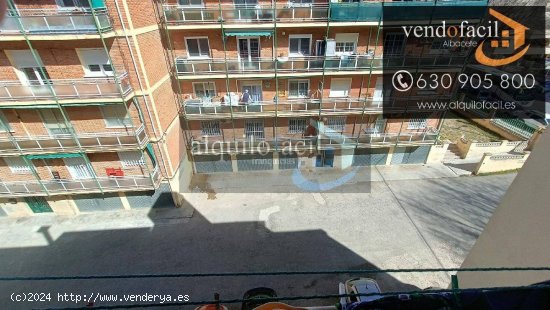 SE VENDE PISO EN C/ JOSE ISBERT DE 4 DORMITORIOS Y 2 BAÑOS POR 125000€