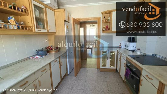 SE VENDE PISO EN C/ JOSE ISBERT DE 4 DORMITORIOS Y 2 BAÑOS POR 125000€