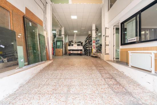  3 LOCALES COMERCIALES CON UN TOTAL DE 541M2 - ALMERIA 