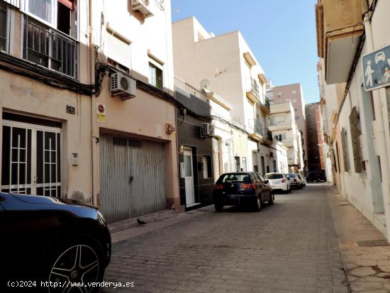 VENDEMOS UN ALMACÉN-GARAJE CERCA DE LA RAMBLA A LA ALTURA DE LA VAGUADA - ALMERIA