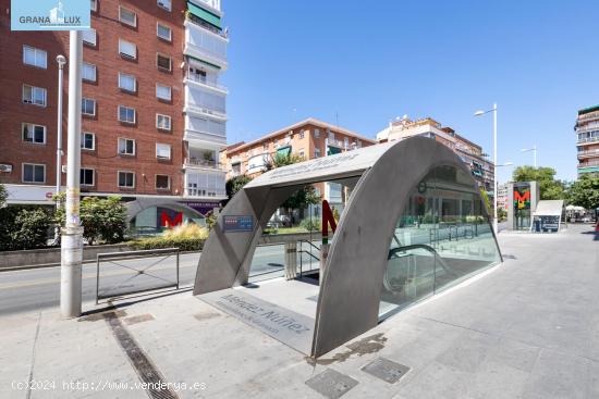 JUNTO AL COLEGIO SAN ISIDORO - GRANADA