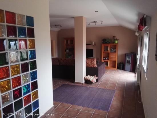 SE VENDE DÚPLEX  CON AMPLIA TERRAZA, SALÓN, COCINA, 3 HAB., 2 BAÑOS, TRASTERO Y PLAZA GARAJE. - L