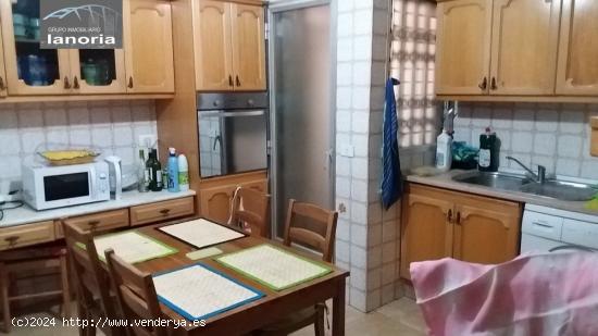 GRUPO LA NORIA VENDE AMPLIO PISO JUNTO AL PARQUE, CON 4 HAB, 2 BAÑOS Y GARAJE INCLUIDO EN PRECIO. -