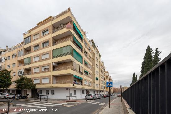 !!AMPLIA PLAZA DE APARCAMIENTO EN PAJARITOS!! - GRANADA