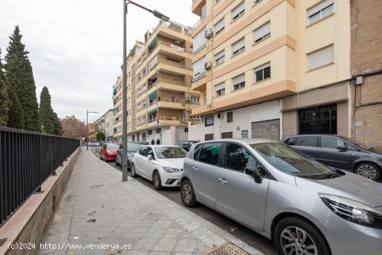 !!AMPLIA PLAZA DE APARCAMIENTO EN PAJARITOS!! - GRANADA