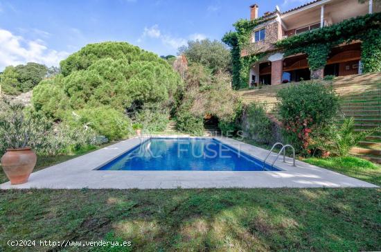 Preciosa casa con terreno y piscina en venta en Cabrera de Mar - BARCELONA