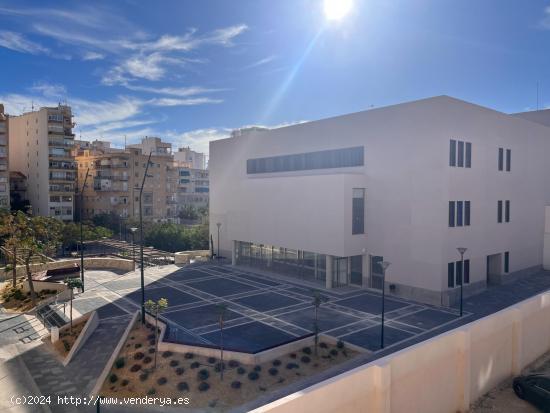 Vivienda  4 habitaciones con vistas a dos calles y al teatro. Precio 75.000-€ - ALICANTE