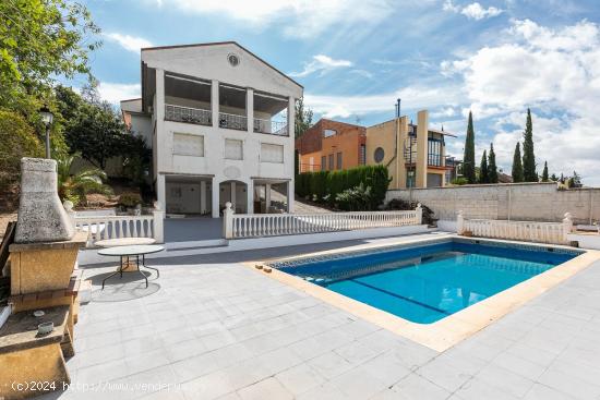 Espectacular chalet en Monachil con piscina y vistas a la ciudad - GRANADA