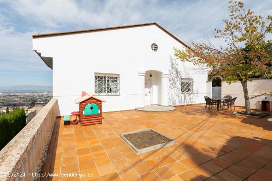 Espectacular chalet en Monachil con piscina y vistas a la ciudad - GRANADA