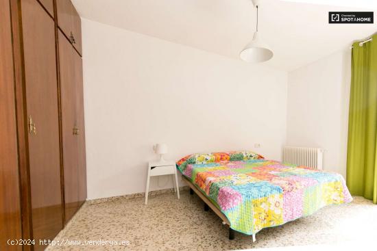 Habitación decorada con amplio espacio de almacenamiento en el apartamento compartido, Ronda - GRAN