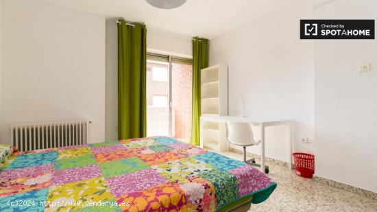 Habitación decorada con amplio espacio de almacenamiento en el apartamento compartido, Ronda - GRAN