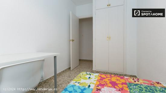 Habitación amueblada con amplio espacio de almacenamiento en piso compartido, Ronda - GRANADA