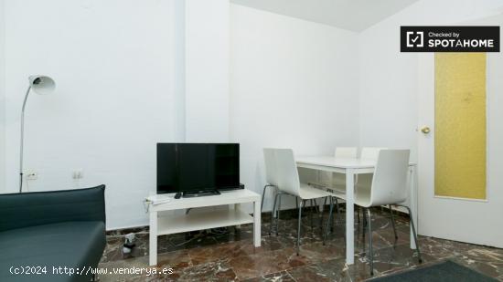 Habitación amueblada con amplio espacio de almacenamiento en piso compartido, Ronda - GRANADA