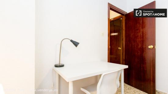 Habitación amueblada con amplio espacio de almacenamiento en un apartamento de 5 dormitorios, Ronda